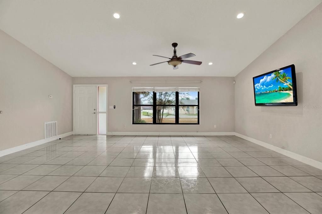 Active With Contract: $250,000 (3 beds, 2 baths, 1623 Square Feet)