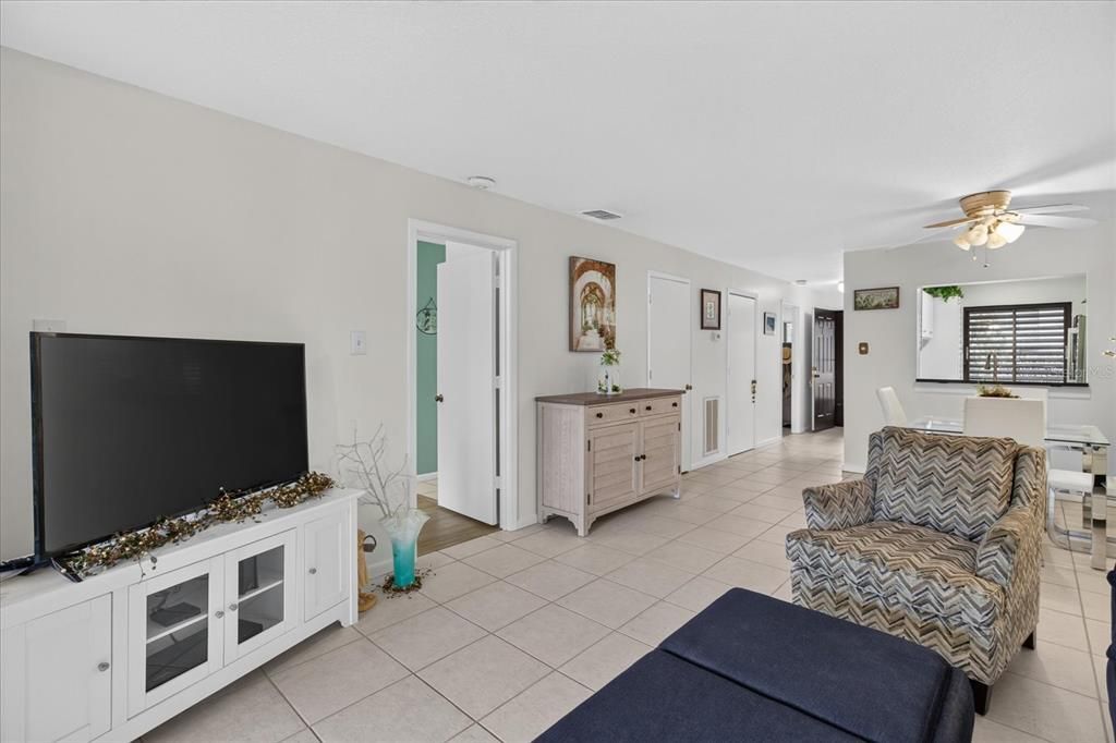 For Sale: $319,000 (2 beds, 2 baths, 1065 Square Feet)
