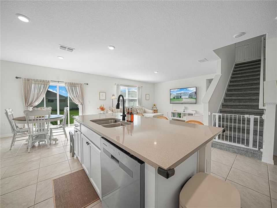 En Venta: $365,000 (5 camas, 3 baños, 2616 Pies cuadrados)