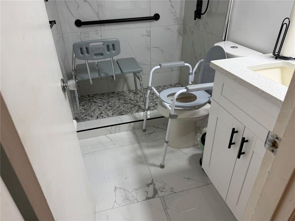 На продажу: $120,000 (2 спален, 1 ванн, 900 Квадратных фут)