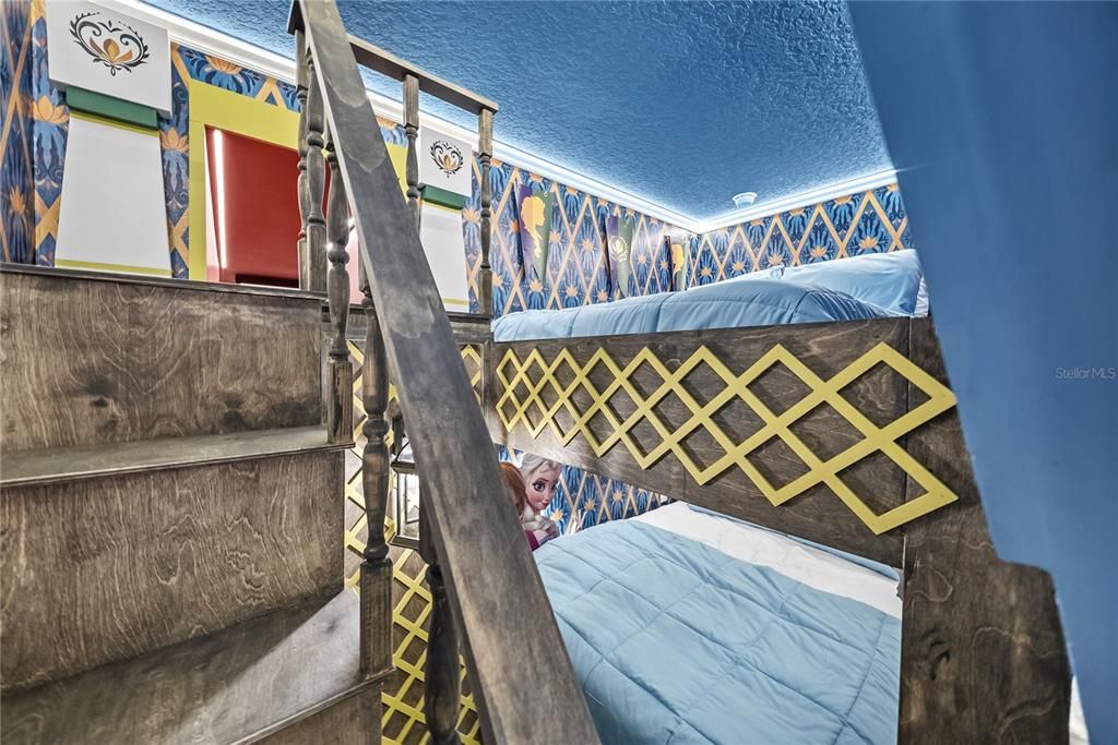 En Venta: $1,075,000 (6 camas, 4 baños, 3009 Pies cuadrados)