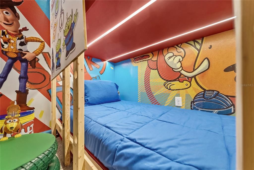 En Venta: $1,075,000 (6 camas, 4 baños, 3009 Pies cuadrados)