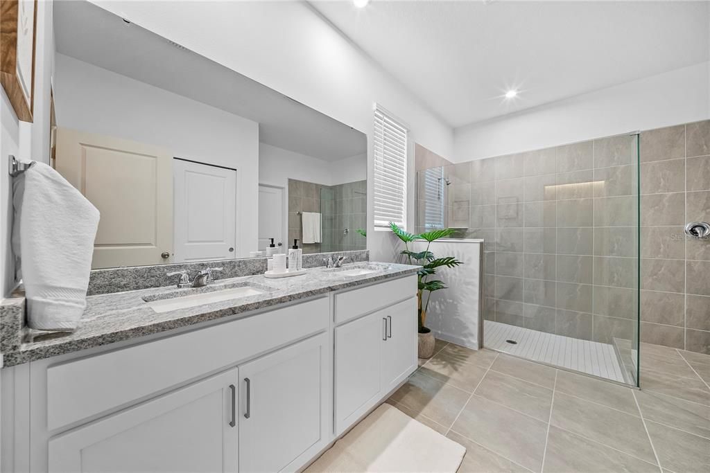 En Venta: $1,075,000 (6 camas, 4 baños, 3009 Pies cuadrados)