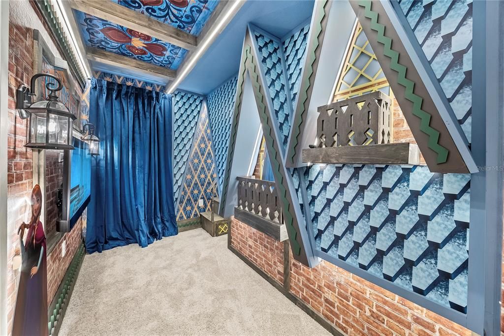 En Venta: $1,075,000 (6 camas, 4 baños, 3009 Pies cuadrados)