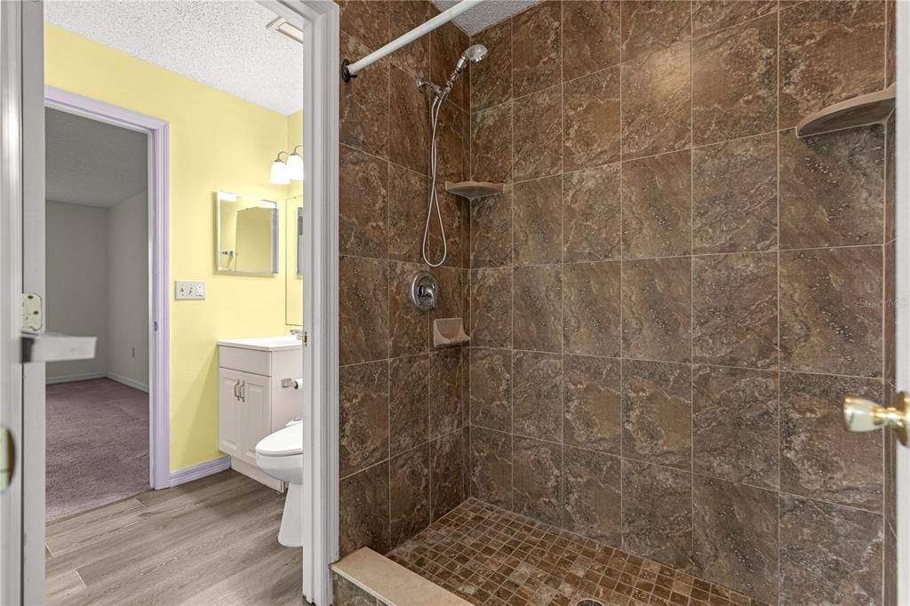 For Sale: $124,900 (2 beds, 1 baths, 1031 Square Feet)