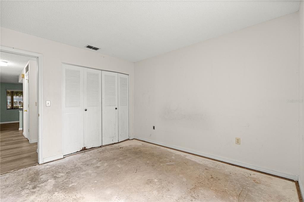 For Sale: $124,900 (2 beds, 1 baths, 1031 Square Feet)