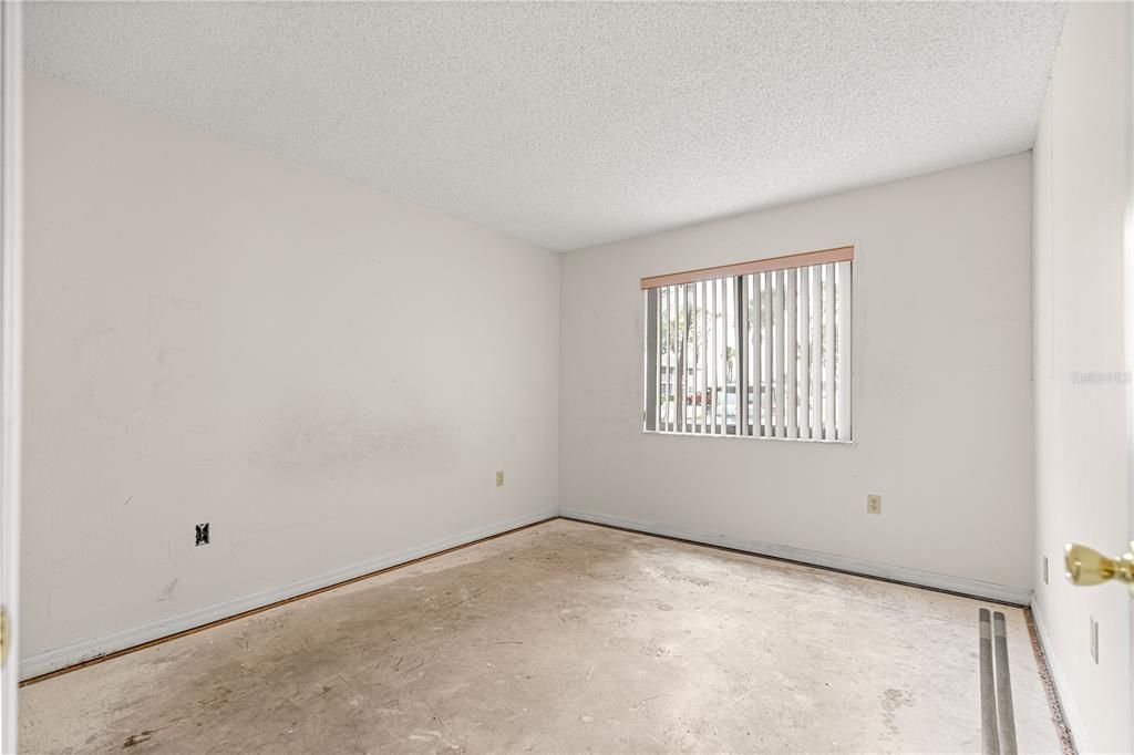 For Sale: $124,900 (2 beds, 1 baths, 1031 Square Feet)