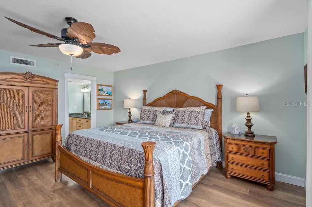 For Sale: $799,900 (2 beds, 2 baths, 1610 Square Feet)