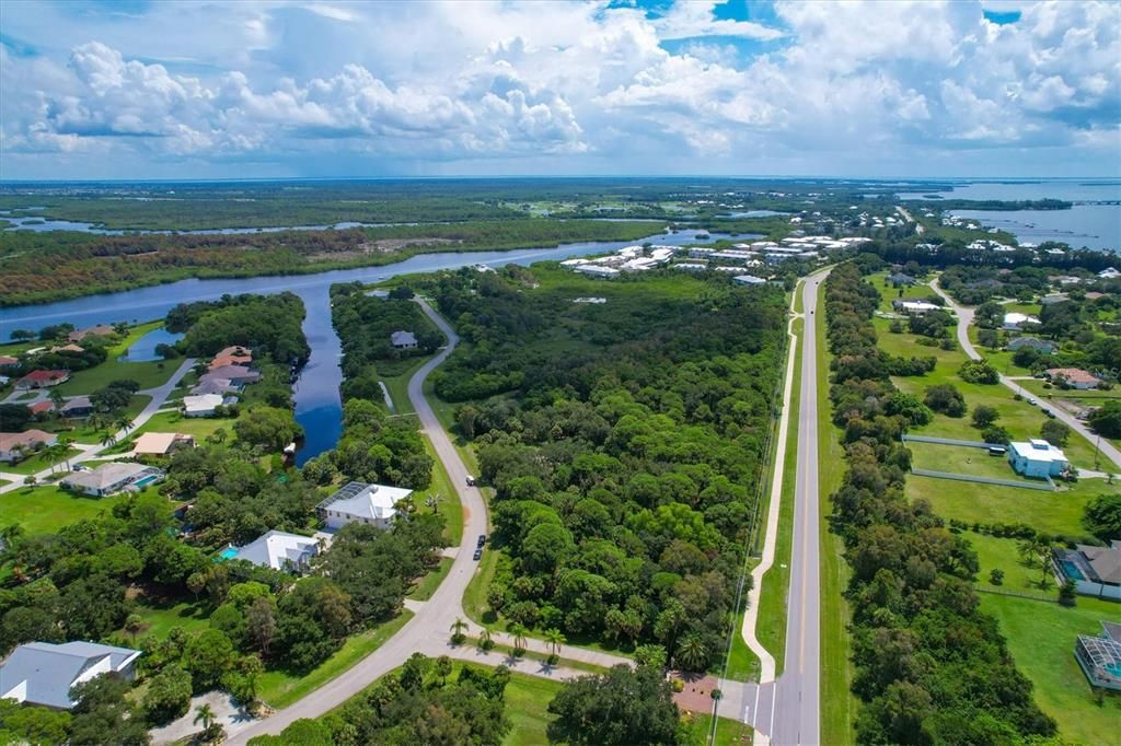 待售: $674,900 (10.89 acres)