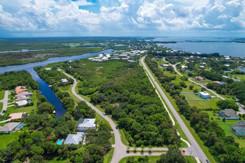 待售: $674,900 (10.89 acres)