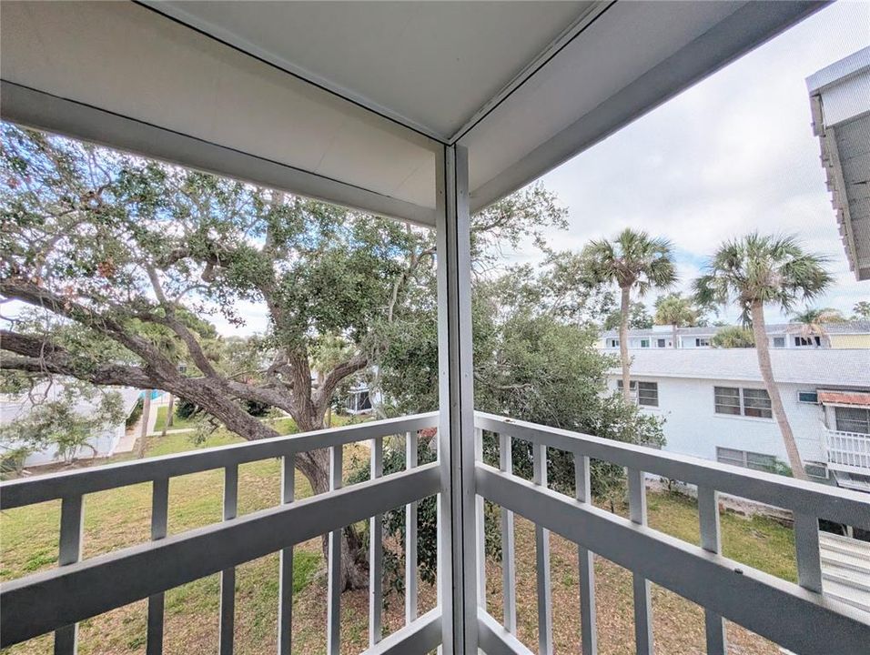 For Sale: $84,900 (1 beds, 1 baths, 576 Square Feet)