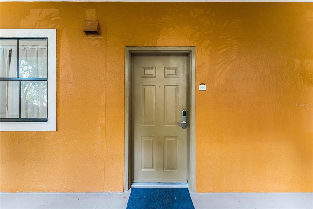 For Sale: $159,999 (2 beds, 2 baths, 957 Square Feet)