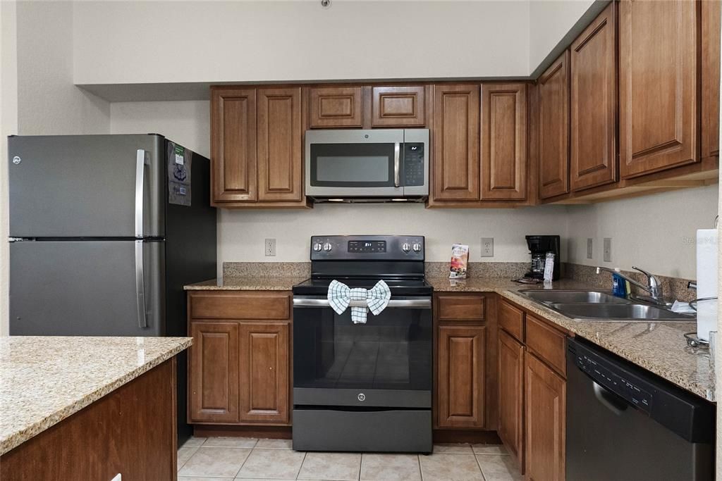For Sale: $159,999 (2 beds, 2 baths, 957 Square Feet)