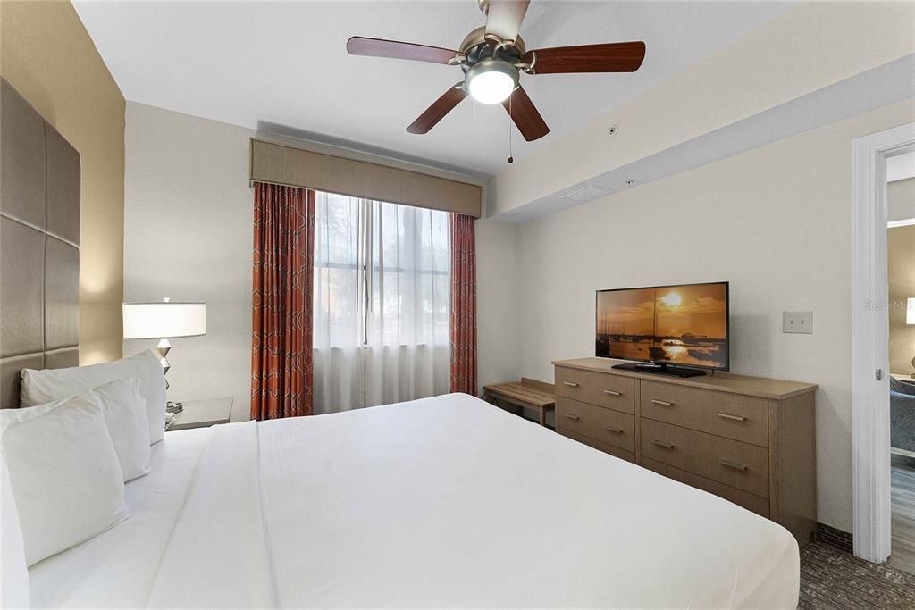 For Sale: $159,999 (2 beds, 2 baths, 957 Square Feet)