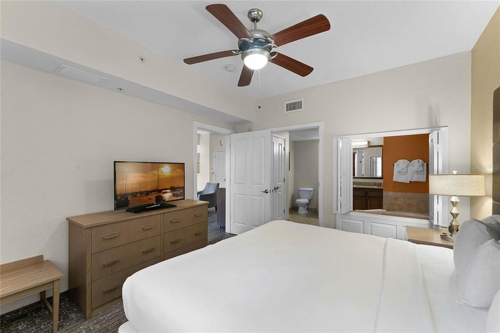 For Sale: $159,999 (2 beds, 2 baths, 957 Square Feet)