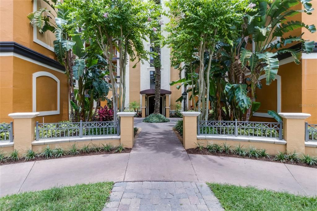 For Sale: $159,999 (2 beds, 2 baths, 957 Square Feet)
