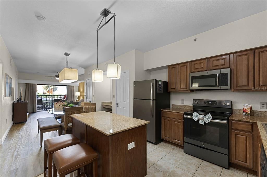 For Sale: $159,999 (2 beds, 2 baths, 957 Square Feet)