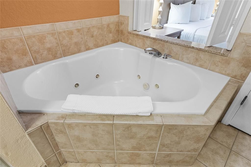For Sale: $159,999 (2 beds, 2 baths, 957 Square Feet)