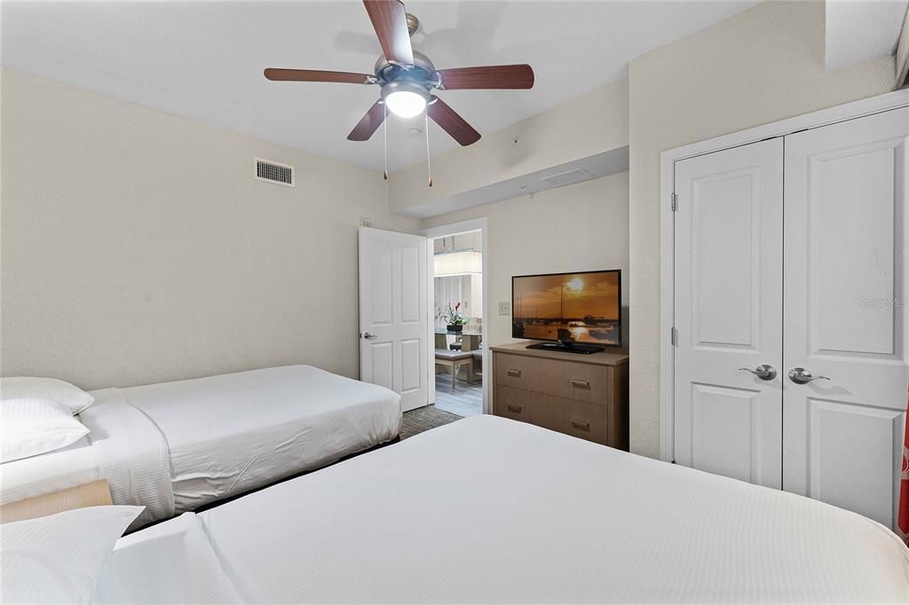 For Sale: $159,999 (2 beds, 2 baths, 957 Square Feet)