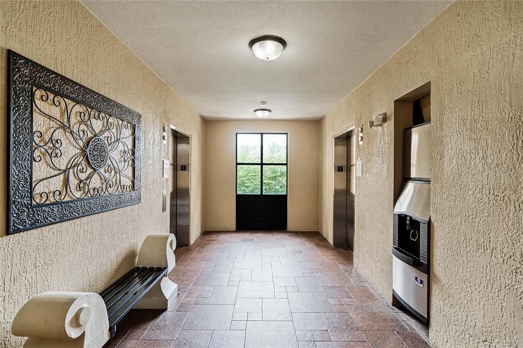 For Sale: $159,999 (2 beds, 2 baths, 957 Square Feet)