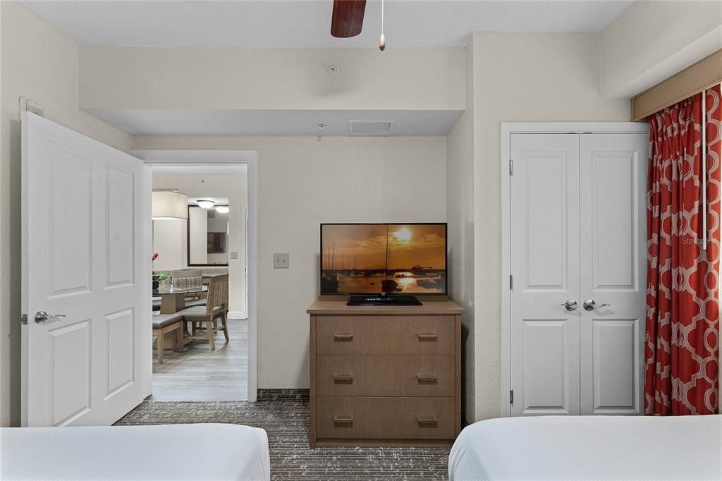 For Sale: $159,999 (2 beds, 2 baths, 957 Square Feet)