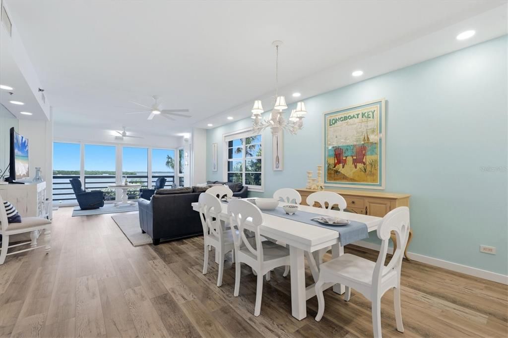For Sale: $1,089,000 (2 beds, 2 baths, 1293 Square Feet)