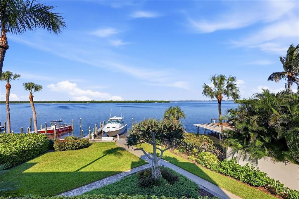 For Sale: $1,089,000 (2 beds, 2 baths, 1293 Square Feet)