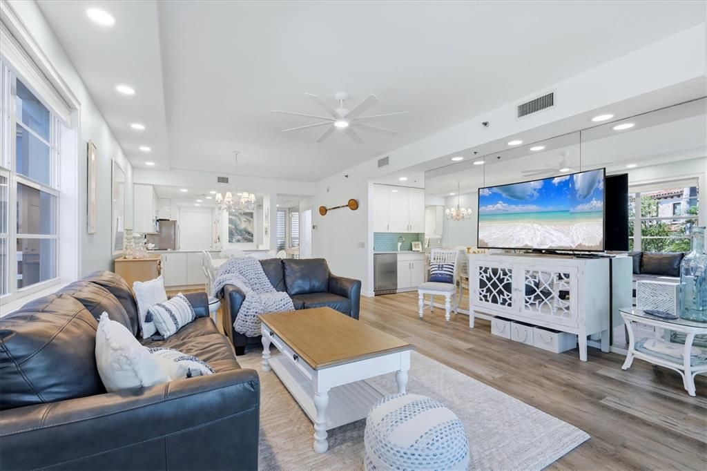 For Sale: $1,089,000 (2 beds, 2 baths, 1293 Square Feet)