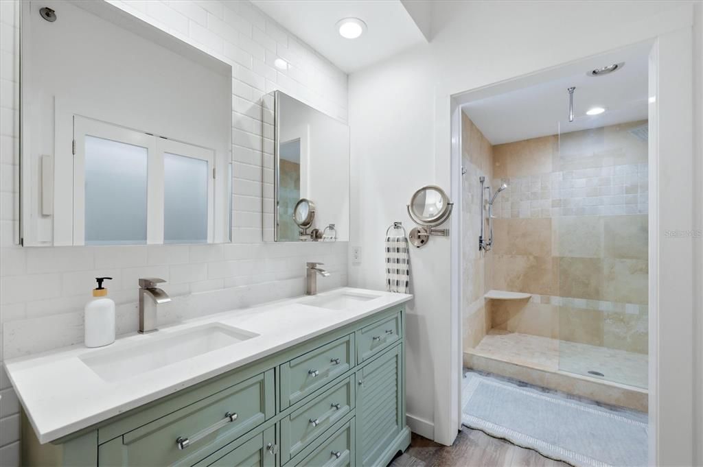 For Sale: $1,089,000 (2 beds, 2 baths, 1293 Square Feet)