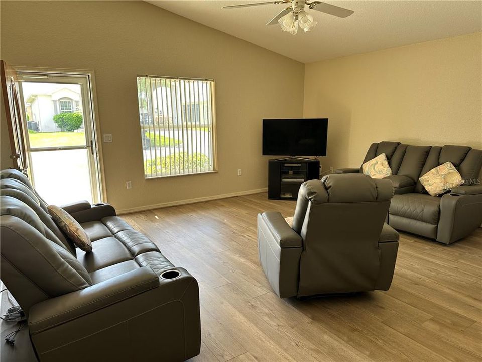 For Sale: $269,000 (1 beds, 1 baths, 936 Square Feet)