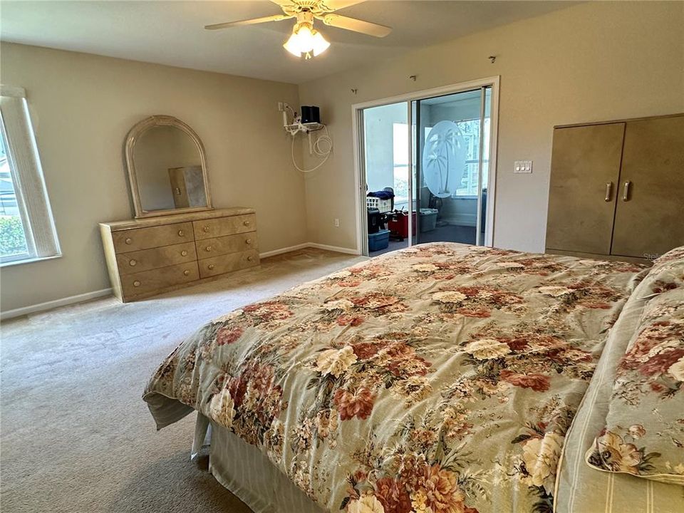 For Sale: $269,000 (1 beds, 1 baths, 936 Square Feet)