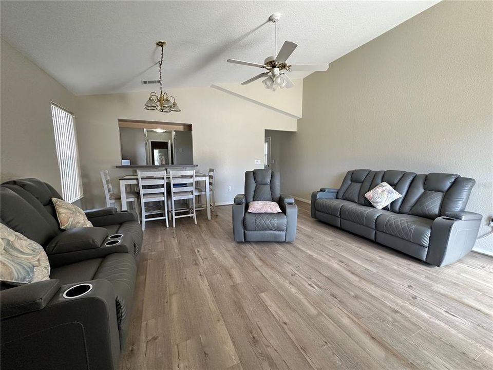For Sale: $269,000 (1 beds, 1 baths, 936 Square Feet)