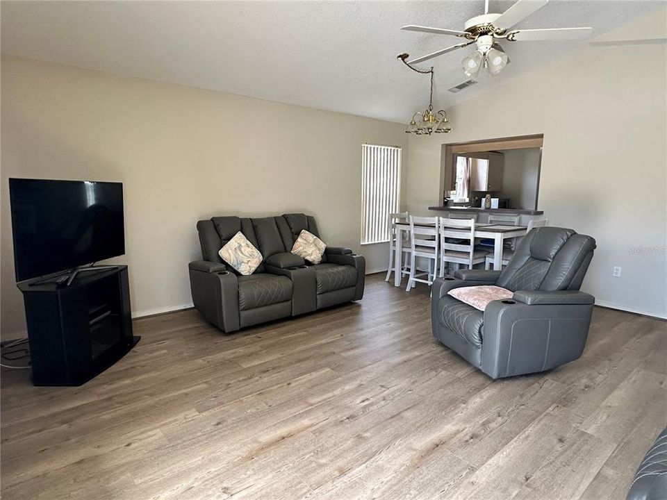 For Sale: $269,000 (1 beds, 1 baths, 936 Square Feet)