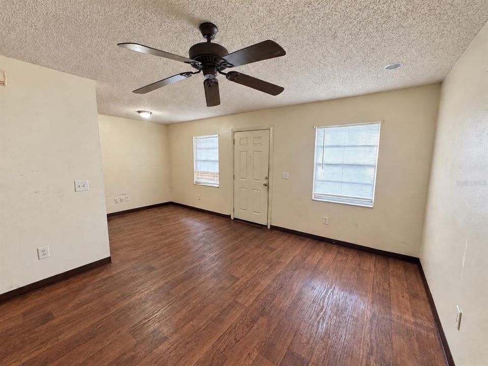For Rent: $950 (1 beds, 1 baths, 700 Square Feet)