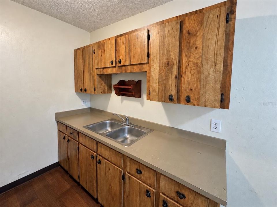 For Rent: $950 (1 beds, 1 baths, 700 Square Feet)