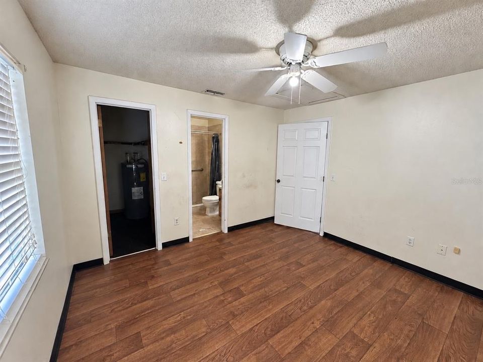 For Rent: $950 (1 beds, 1 baths, 700 Square Feet)