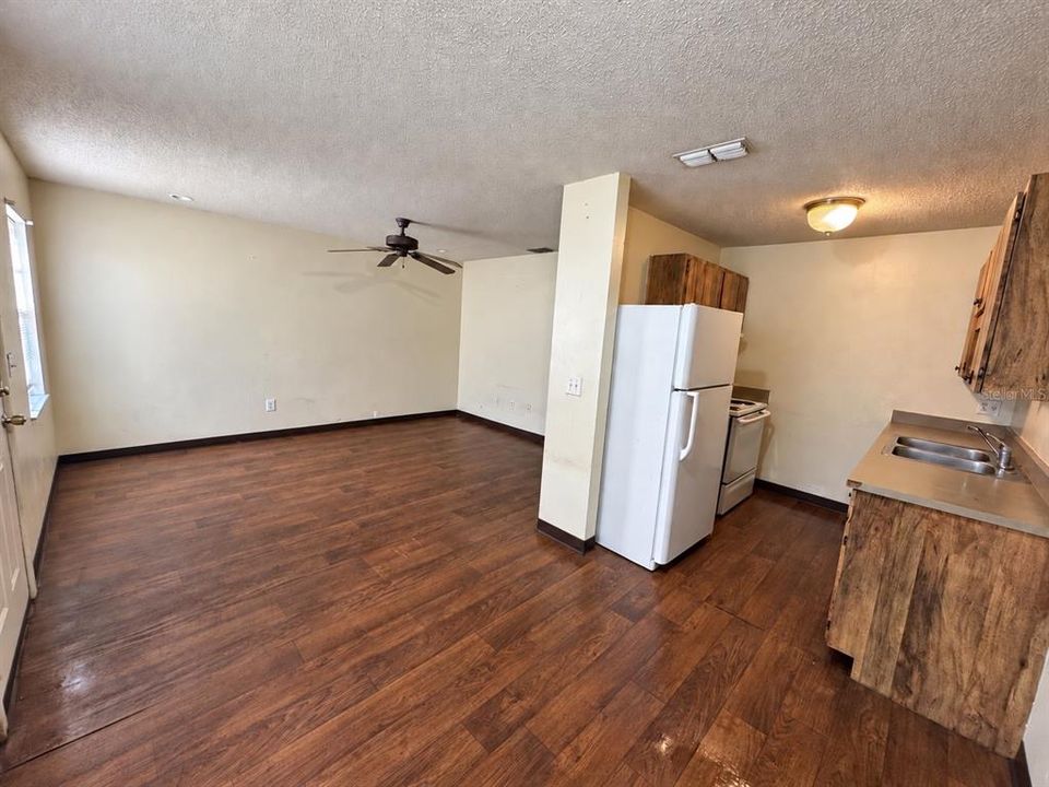 For Rent: $950 (1 beds, 1 baths, 700 Square Feet)