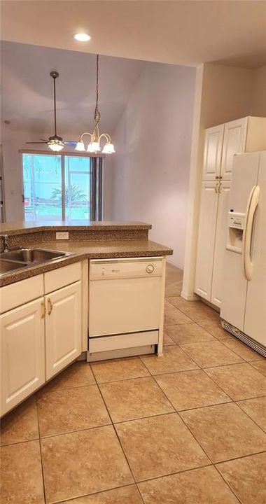На продажу: $299,900 (3 спален, 2 ванн, 1684 Квадратных фут)