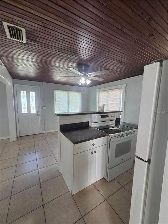 В аренду: $1,700 (2 спален, 1 ванн, 720 Квадратных фут)