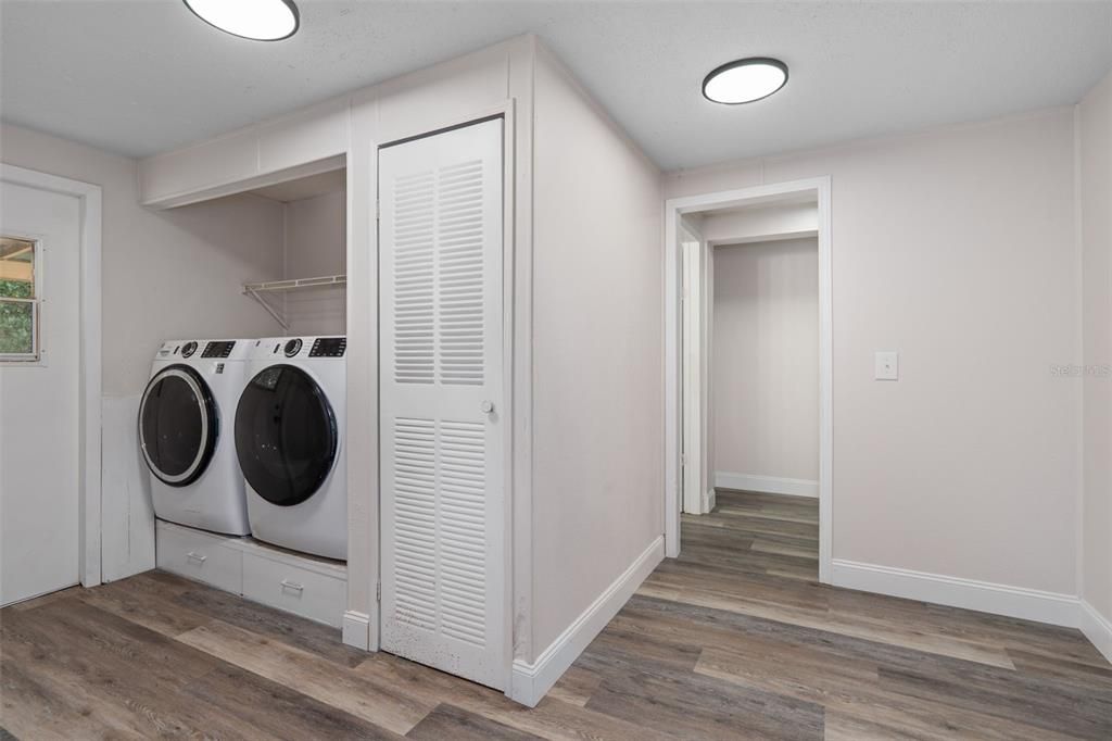 For Sale: $320,000 (3 beds, 2 baths, 1729 Square Feet)