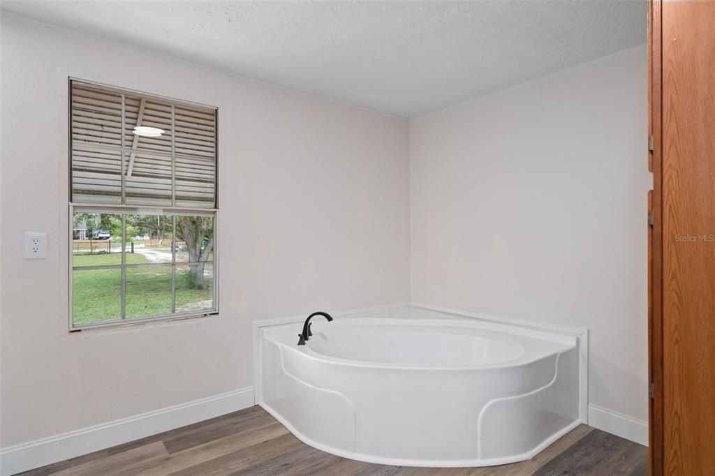 For Sale: $320,000 (3 beds, 2 baths, 1729 Square Feet)