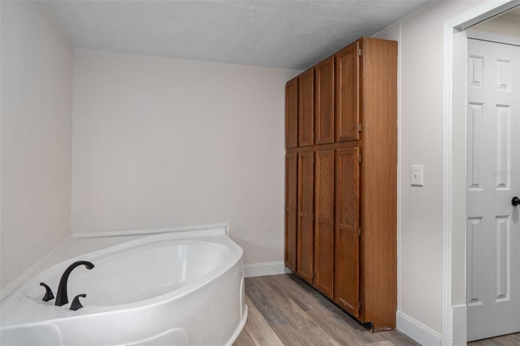 For Sale: $320,000 (3 beds, 2 baths, 1729 Square Feet)