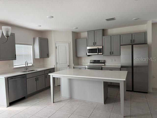 For Rent: $2,000 (3 beds, 2 baths, 1758 Square Feet)
