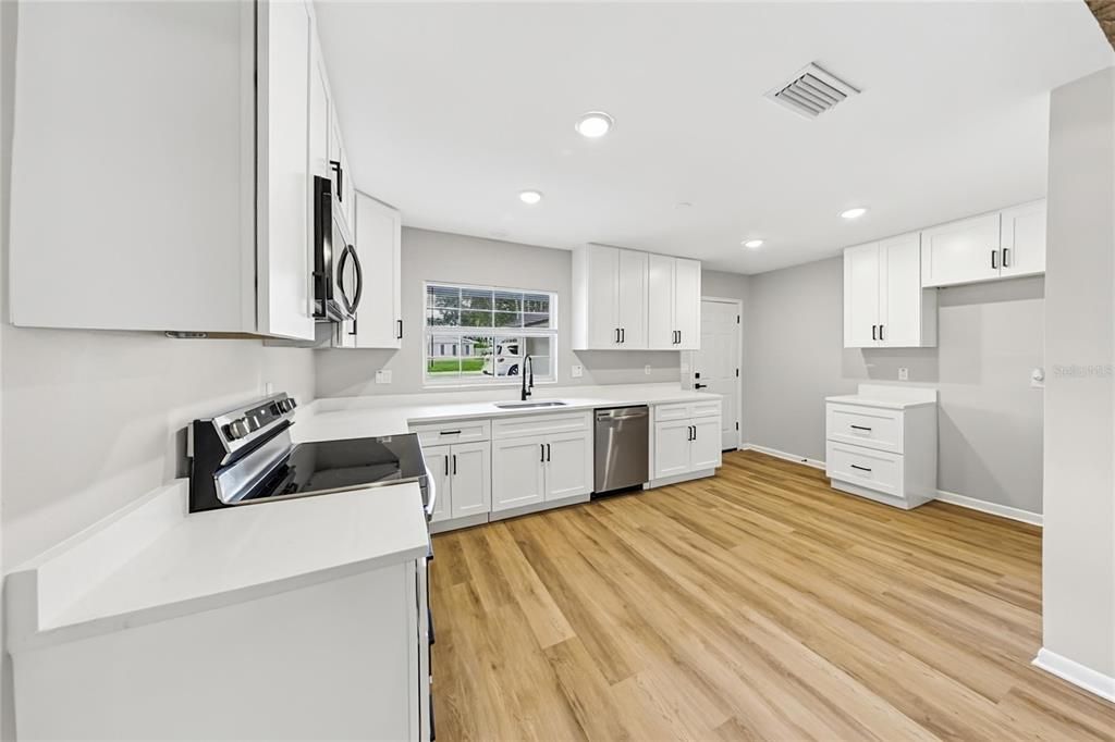 For Sale: $469,900 (3 beds, 3 baths, 1626 Square Feet)