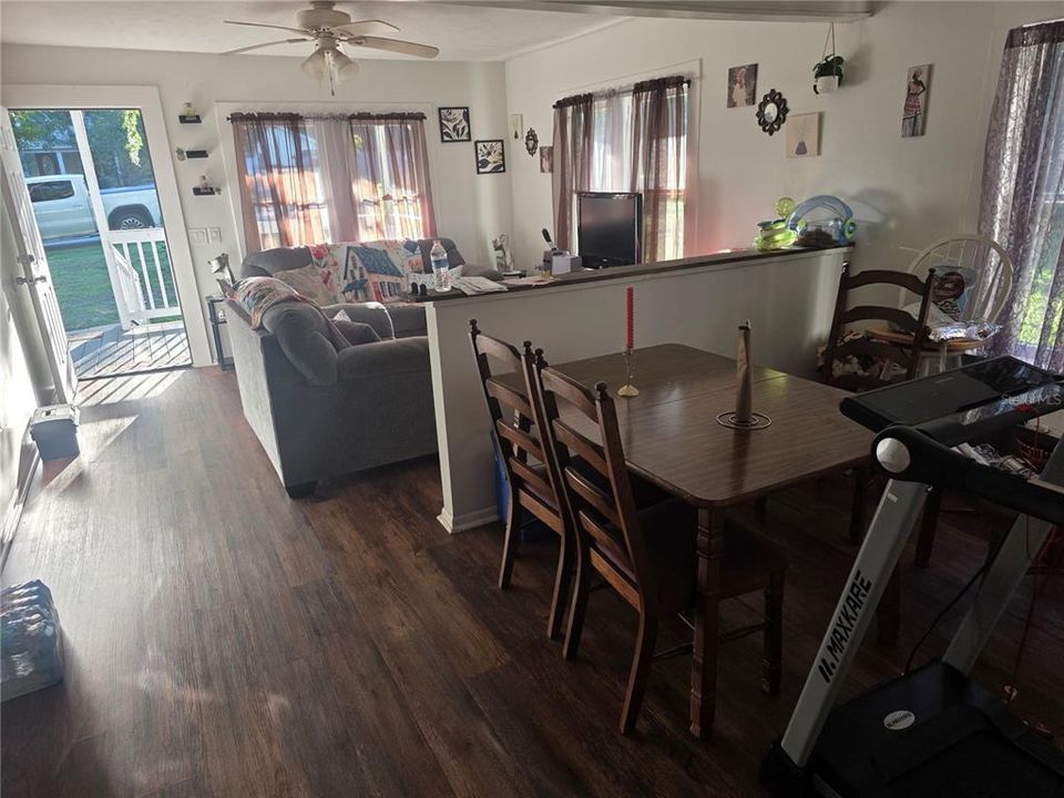 For Sale: $225,000 (2 beds, 1 baths, 896 Square Feet)