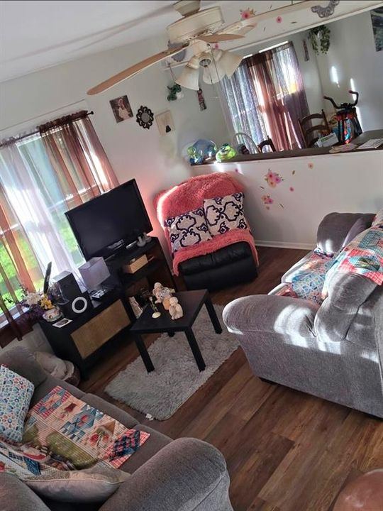 For Sale: $225,000 (2 beds, 1 baths, 896 Square Feet)
