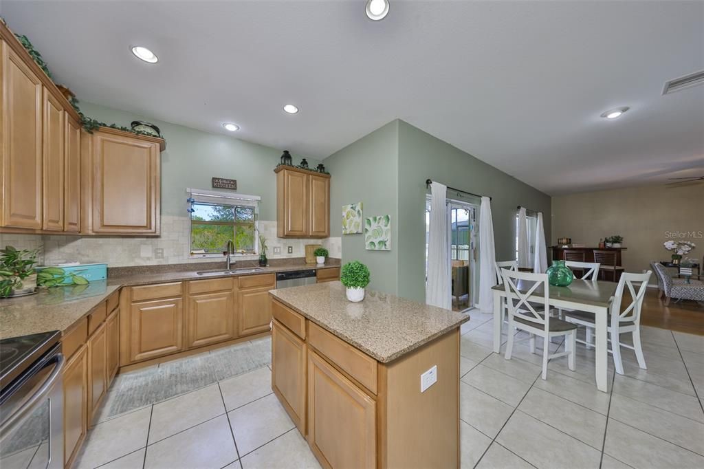 На продажу: $459,995 (4 спален, 2 ванн, 2500 Квадратных фут)