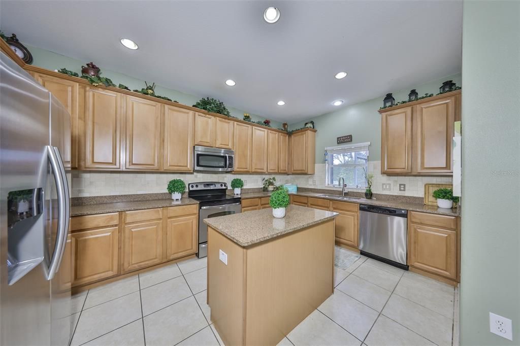 На продажу: $459,995 (4 спален, 2 ванн, 2500 Квадратных фут)