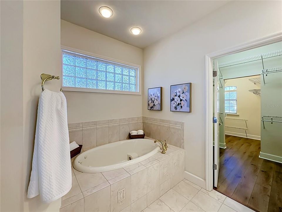 En Venta: $799,999 (5 camas, 4 baños, 3351 Pies cuadrados)