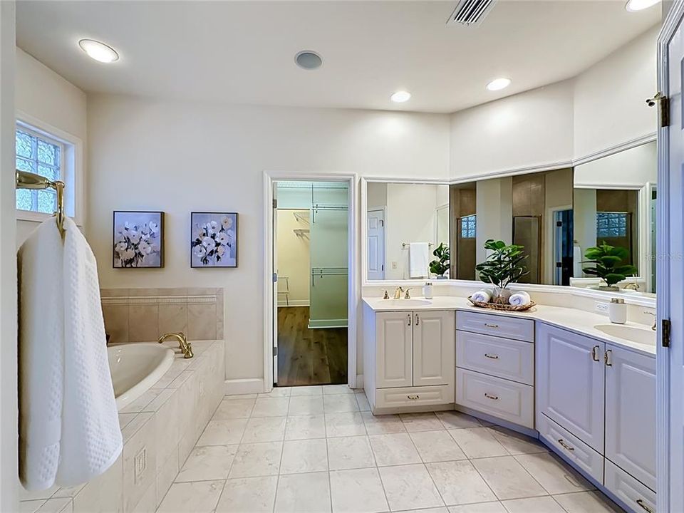 En Venta: $799,999 (5 camas, 4 baños, 3351 Pies cuadrados)